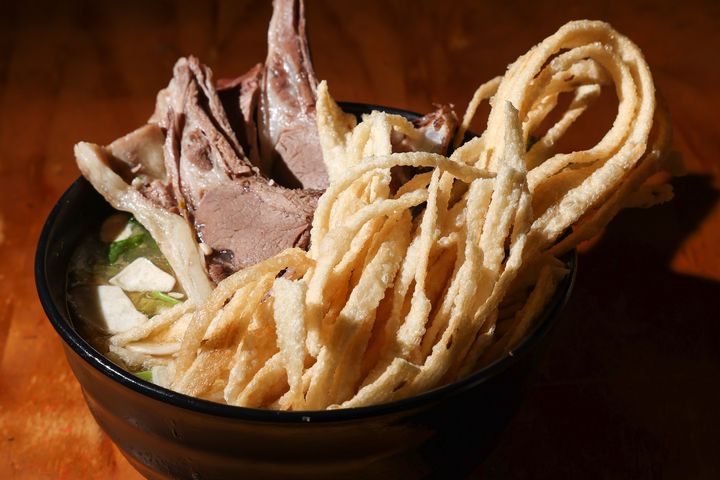 3碗店家：胡同彭家老舖新疆拉麵－羊肉饊子(湯)。　圖：桃園市政府觀光旅遊局／提供