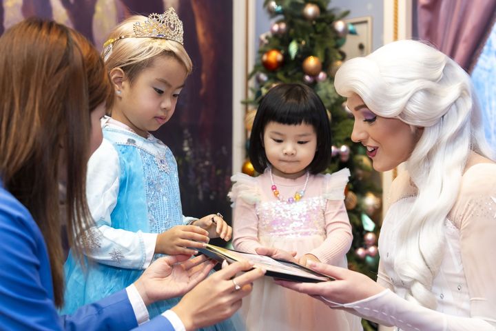 ▲來自香港，現年四歲的林心玥 Ali（左二）與艾莎見面。　圖：香港迪士尼樂園度假區／提供