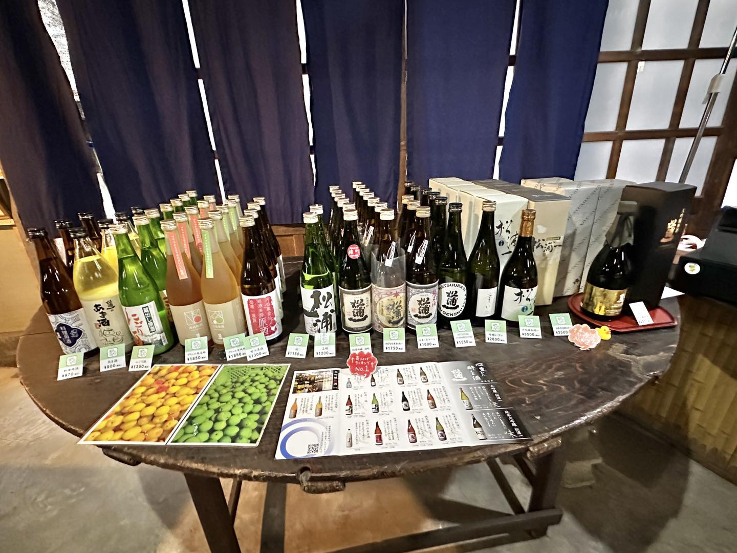 ▲松浦一酒造所有商品一字排開，田尻社長說台灣人最愛梅酒品項（圖左4、5），共兩款，分別使用南高梅和古城梅去釀造，基底是自家釀的日本酒。【禁止酒駕；飲酒過量，有害健康。】　圖：蔡雅雯／攝影