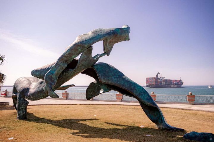 西子灣打卡新地標！全台離海最近的雕塑「海洋之舞」三鯨舞動日夜皆美