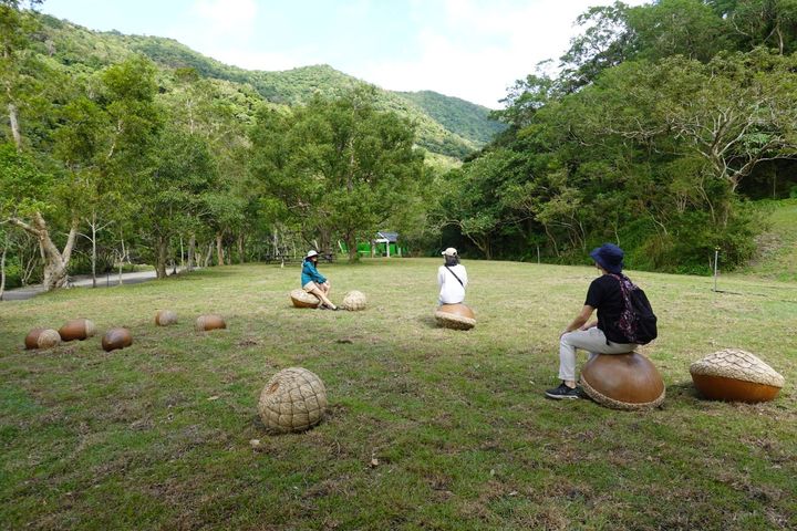 「巨型橡實」成了遊客休憩的座椅，也是打卡拍照的新景。　圖：農業部林業及自然保育署－屏東分署／提供
