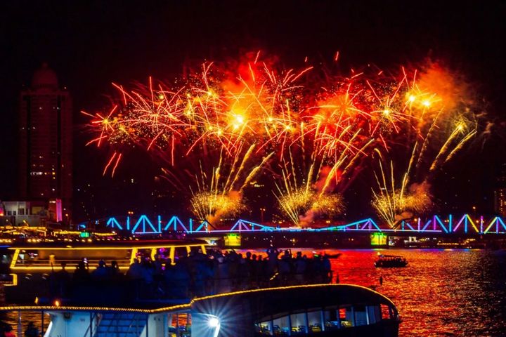曼谷昭披耶河燈光盛會閃亮登場 持續璀璨到跨年