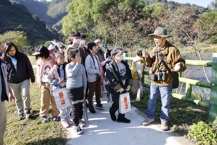▲廣興在地賞鳥達人楊文陽老師日前向屈尺國小師生介紹在地鳥類特色。　圖：新北市政府水利局／提供