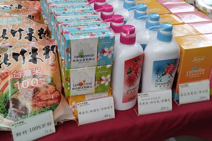 ▲茶花周邊產品相幫多元豐富。　圖：新竹市政府產業發展處／提供
