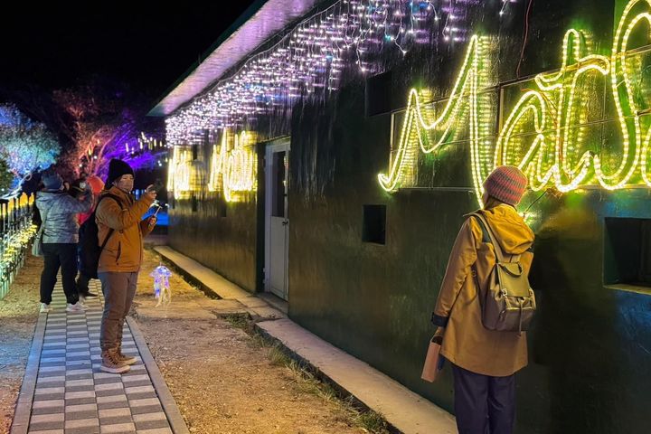 ▲地景燈飾將持續照亮馬祖夜空至2/25。　圖：馬祖國家風景區管理處／提供