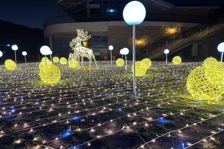 馬祖的夜晚好絢麗，微光嘉年華光影饗宴在南竿北海遊憩區登場。　圖：馬祖國家風景區管理處／提供