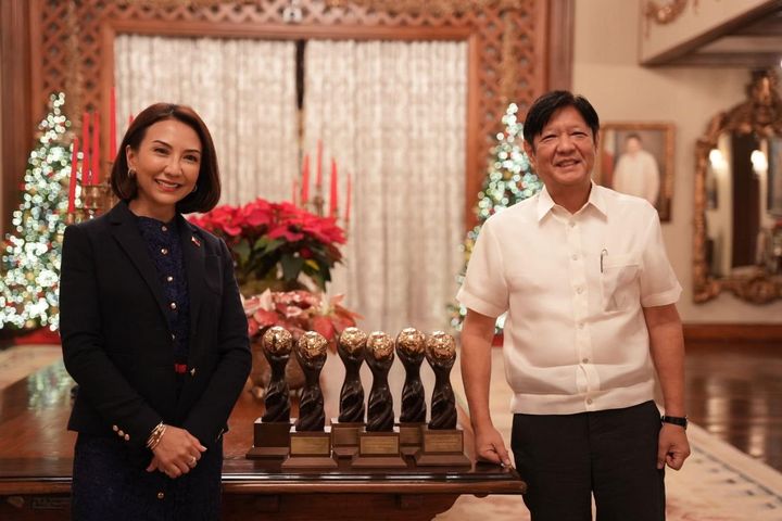 (右)菲律賓總統 Ferdinand R. Marcos, Jr. 與(左)菲律賓觀光部部長 Christina Garcia Frasco 與2023年度世界旅遊獎獎座合影留念。　圖：菲律賓觀光部／來源
