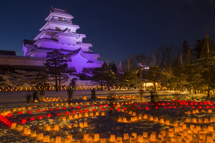 福島縣會津城使用在地傳統工藝品「彩繪蠟燭」創作出的美麗雪祭，年年吸引來大批遊客。　圖：日遊推廣／提供