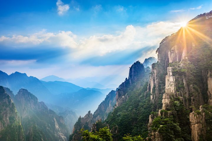 ▲黃山境內有大量的文化遺存，孕育了中國山水畫「黃山畫派」，有「五嶽歸來不看山，黃山歸來不看嶽」之名。　圖：喜鴻假期／提供