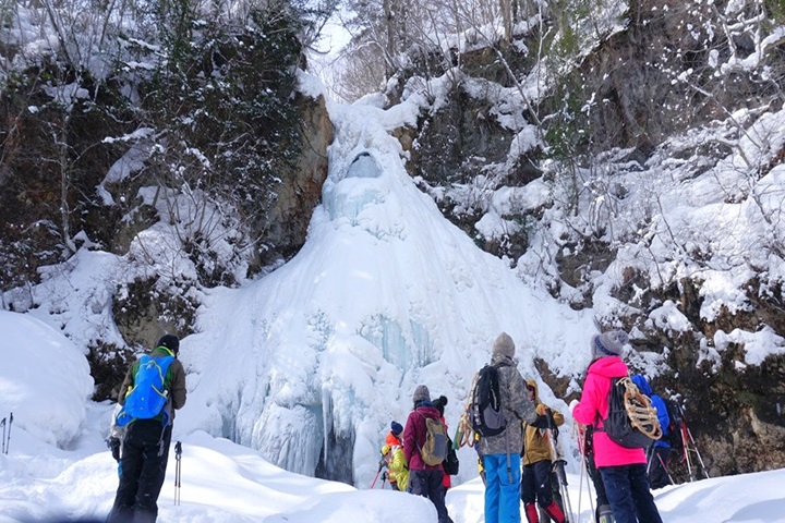 參加岩手縣八幡平的「七滝冰瀑雪鞋健行」可以欣賞到超過八層樓高的雄偉冰瀑。　圖：東北廣域推進機構／提供