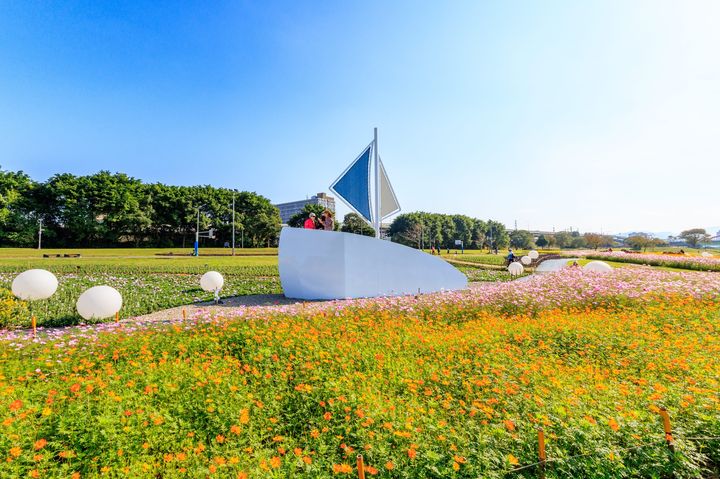 ▲船型觀景台可眺望花海及拍照。　圖：台北市政府工務局水利工程處官方臉書（攝影：曹正邦）／提供