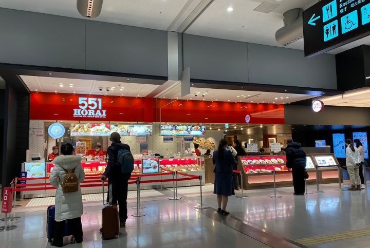 ▲關西國際機場國際線航廈二樓美食區進駐大阪名店「551蓬萊」。　記者-黃千珮／攝