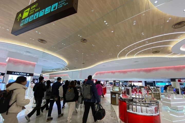 ▲關西國際機場國際線航廈出境區貫穿型免稅商店 KIX DUTY FREE。　記者-黃千珮／攝