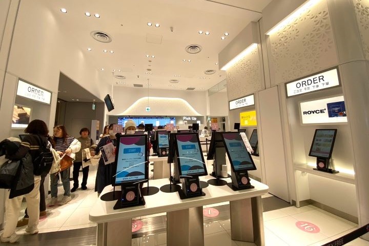 ▲關西國際機場國際線免稅商店 KIX DUTY FREE 現場採機台下單。　記者-黃千珮／攝