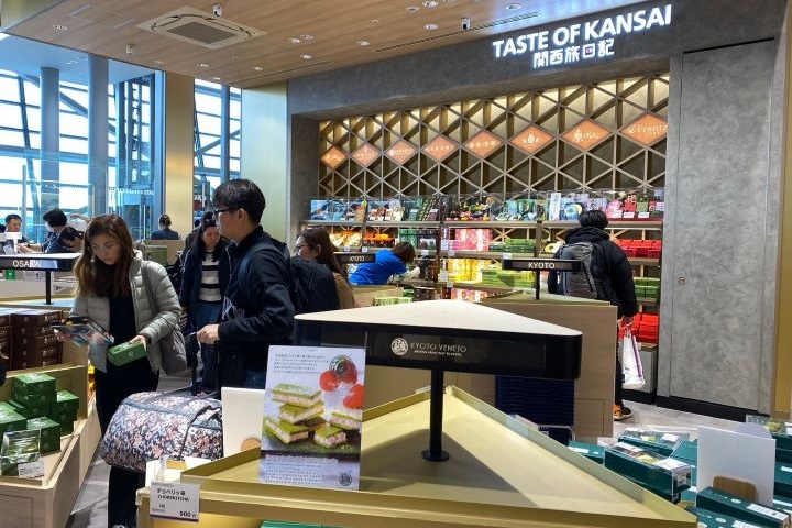 ▲「TASTE OF KANSAI 關西旅日記」可以直接購買關西伴手禮。　記者-黃千珮／攝