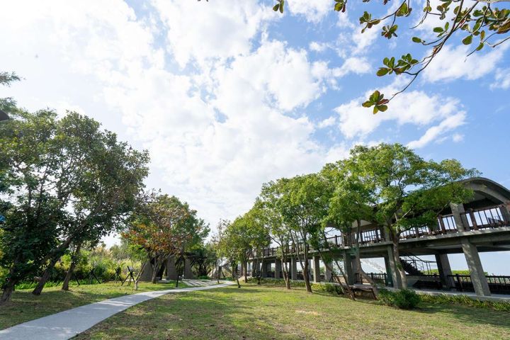 ▲改善後的鹽水公園是遊客欣賞濕地與夕陽美景的最佳首選。　圖：新竹市政府觀光工程科／提供