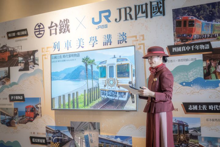 ▲JR四國觀光列車乘務員帶領聽眾認識四國觀光列車。　圖：陳思翰／攝