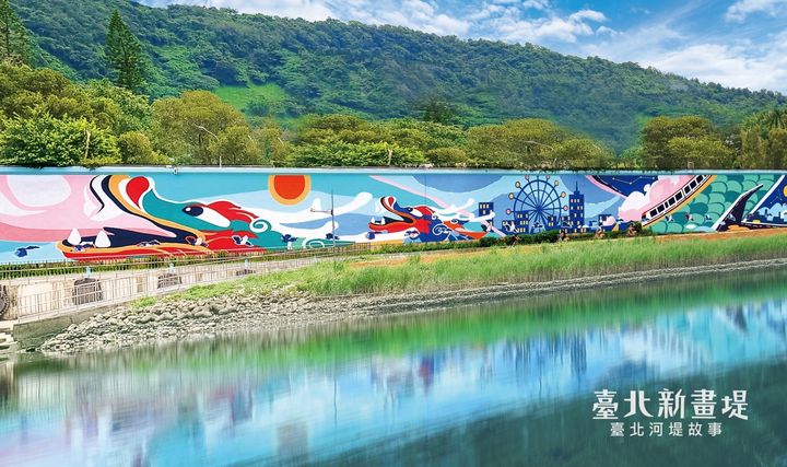 ▲以龍舟競賽為主題的《白日．夢台北》壁畫長達400公尺 。　圖：台北市政府工務局水利工程處／提供