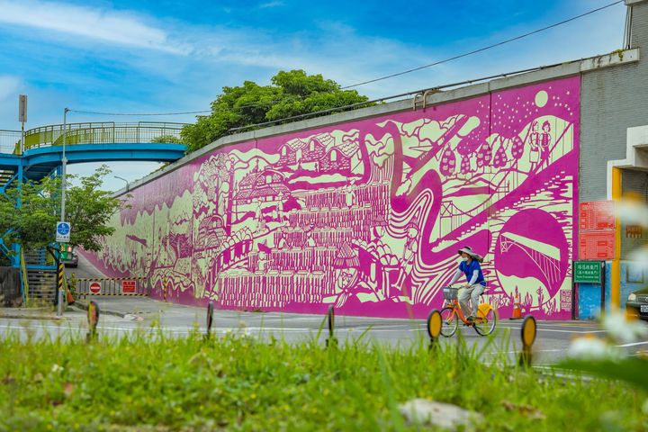 ▲桃紅色系《回望塔悠路》運用紙雕繪本的手法。　圖：台北市政府工務局水利工程處／提供