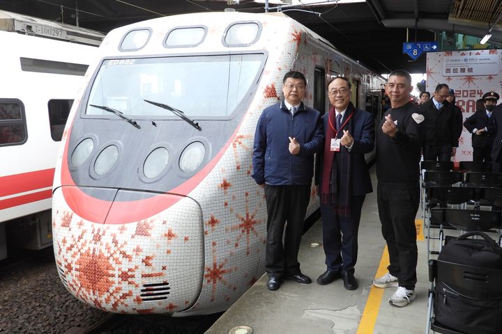 ▲「SIRAYA西拉雅號」彩繪列車於1/23-4/30，運營嘉義－屏東區間。　圖：國營臺灣鐵路股份有限公司／提供