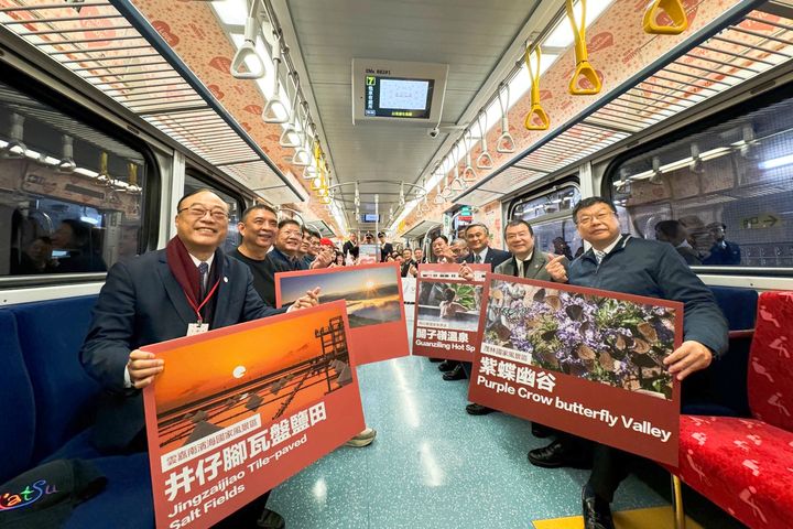▲「西拉雅號」彩繪列車車廂內海報框，呈現交通部觀光署南部國家風景區特色景點。　圖：國營臺灣鐵路股份有限公司／提供