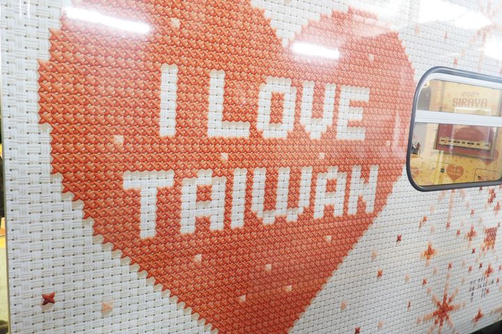 「西拉雅號」彩繪列車，車廂內有I LOVE TAIWAN、SIRAYA、笑臉、愛心滿滿的圖樣。　圖：國營臺灣鐵路股份有限公司／提供