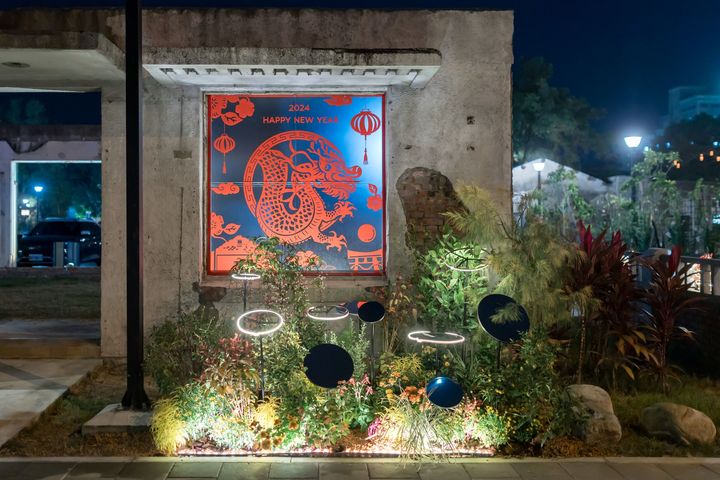 勝利星村遺構公園剪紙結合花藝，增添年節氛圍。　圖：屏東縣政府文化處／提供