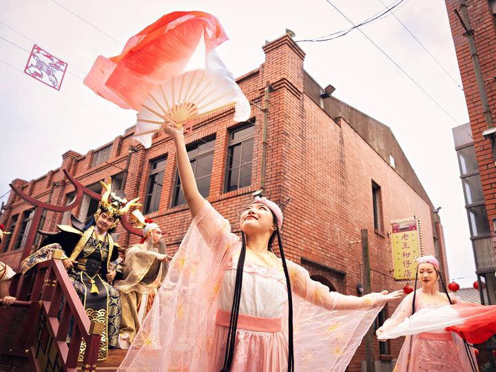 ▲傳藝駐園大戲「怪盜．神判．綠珍珠」踩街演出讓遊客目不轉睛。　圖：全聯善美的文化藝術基金會／提供