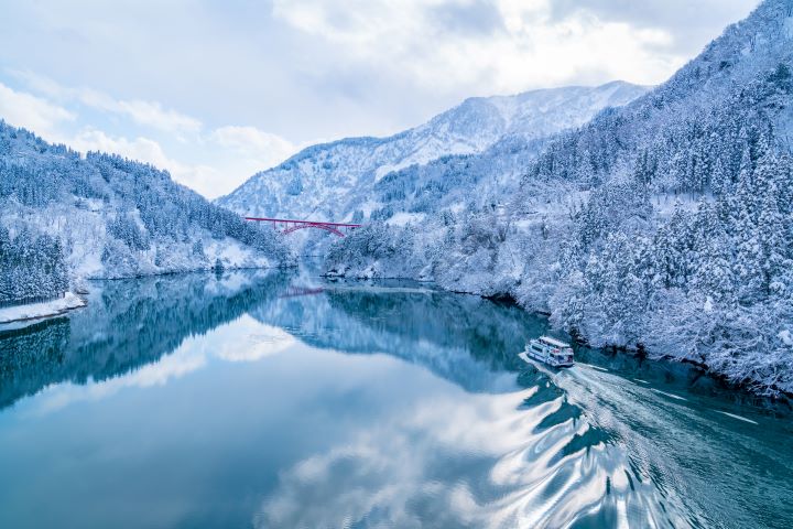 ▲庄川峡湖上遊覧船。　圖：©(公社)とやま観光推進機構／提供