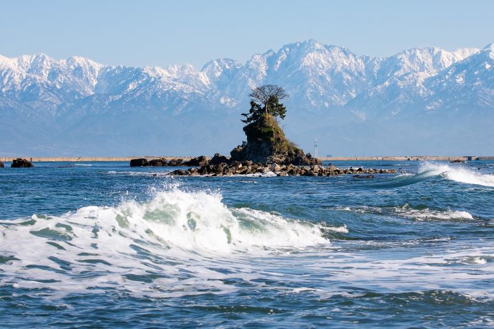 ▲雨晴海岸賞立山連峰。　圖：©(公社)とやま観光推進機構／提供