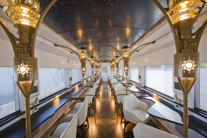 ▲「志國土佐 時代黎明物語」列車，車廂「SORAFUNE」（宙船）充滿現代未來感。　圖：晴日旅行社／提供