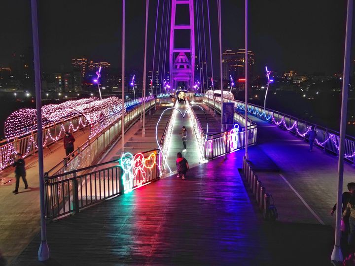 ▲愛心型隧道與俏皮的情侶燈，讓新月橋滿載幸福。　圖：新北市政府高灘地工程管理處／提供