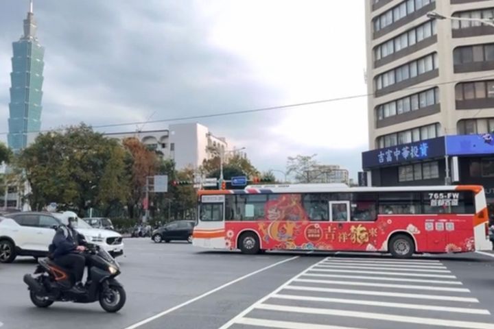 搭載「2024歡樂春節－吉祥龍來」賀詞的公車，為城市風景帶來搶眼的紅色，也呼應年節的喜氣。　圖：海峽兩岸旅遊交流協會／提供