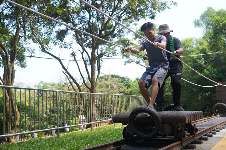 雙人協力遊玩軌道車設施。　圖：台中市政府觀光旅遊局／提供 