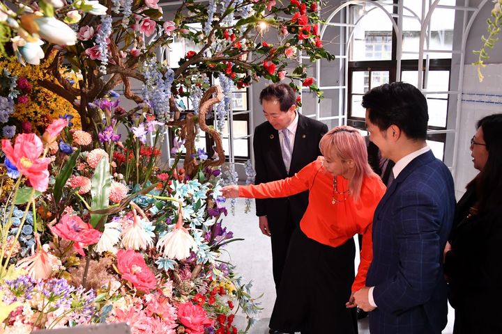 蜷川實花向蔣萬安及野志克仁介紹作品理念。　圖：臺北市政府觀光傳播局／提供