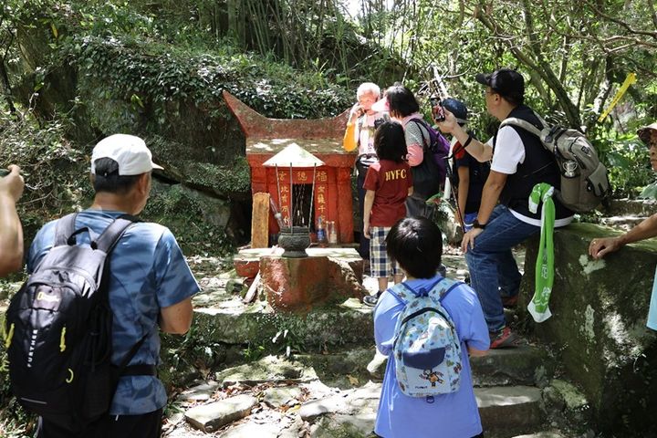 ▲依循步道來到土地公廟。　圖：基隆市政府觀光及城市行銷處／提供