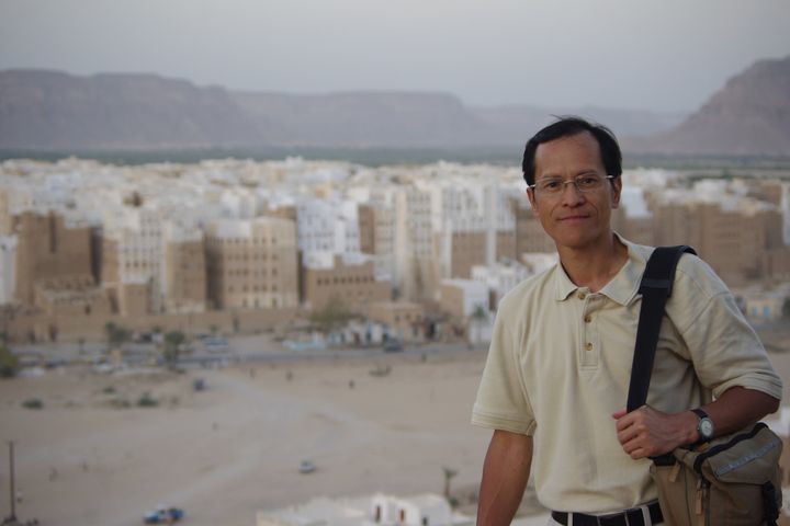 ▲《從旅行看世界風情》作者蘇三仁擁有旅遊業近40年經驗。圖為葉門夕班古城（500年前摩天大樓）。　圖：蘇三仁／提供