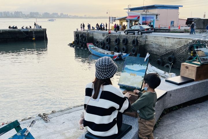 淡水第一漁港港畔享受畫畫樂趣。　圖：新北市政府漁業及漁港事業管理處／提供