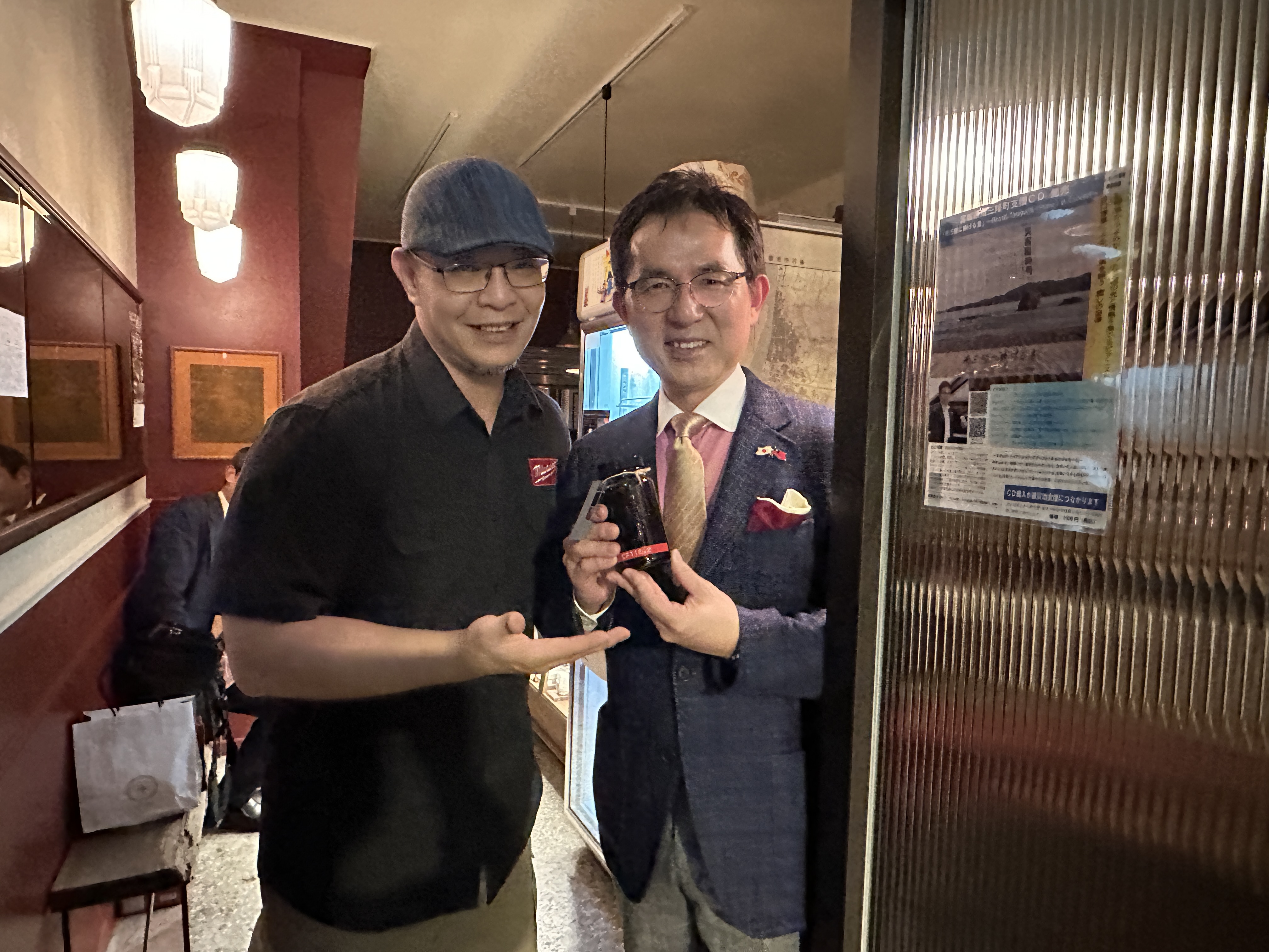  ▲谷口博章(右)和菸花咖啡館的老闆小高透過音樂和咖啡締結台日友好緣分。 圖：蔡雅雯／攝影