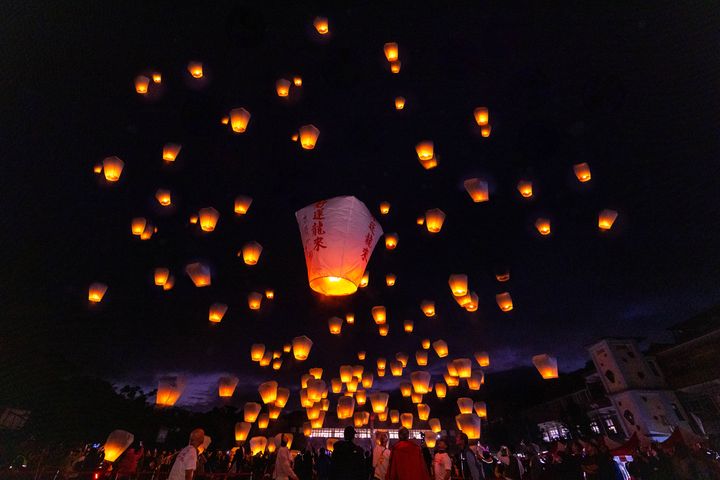 ▲天燈節今年首度推出「百人國際心願龍升空」，徵集上百則來自世界各地的心願，讓心願不分國界與語言，一齊在平溪綻放。　圖：新北市政府觀光旅遊局／提供