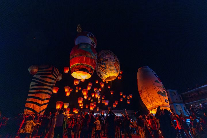 天燈節平溪場打造「臺灣、世界、龍、虎」四主燈，祈福「臺灣、世界龍虎！」（臺語音「龍厚」）。　圖：新北市政府觀光旅遊局／提供