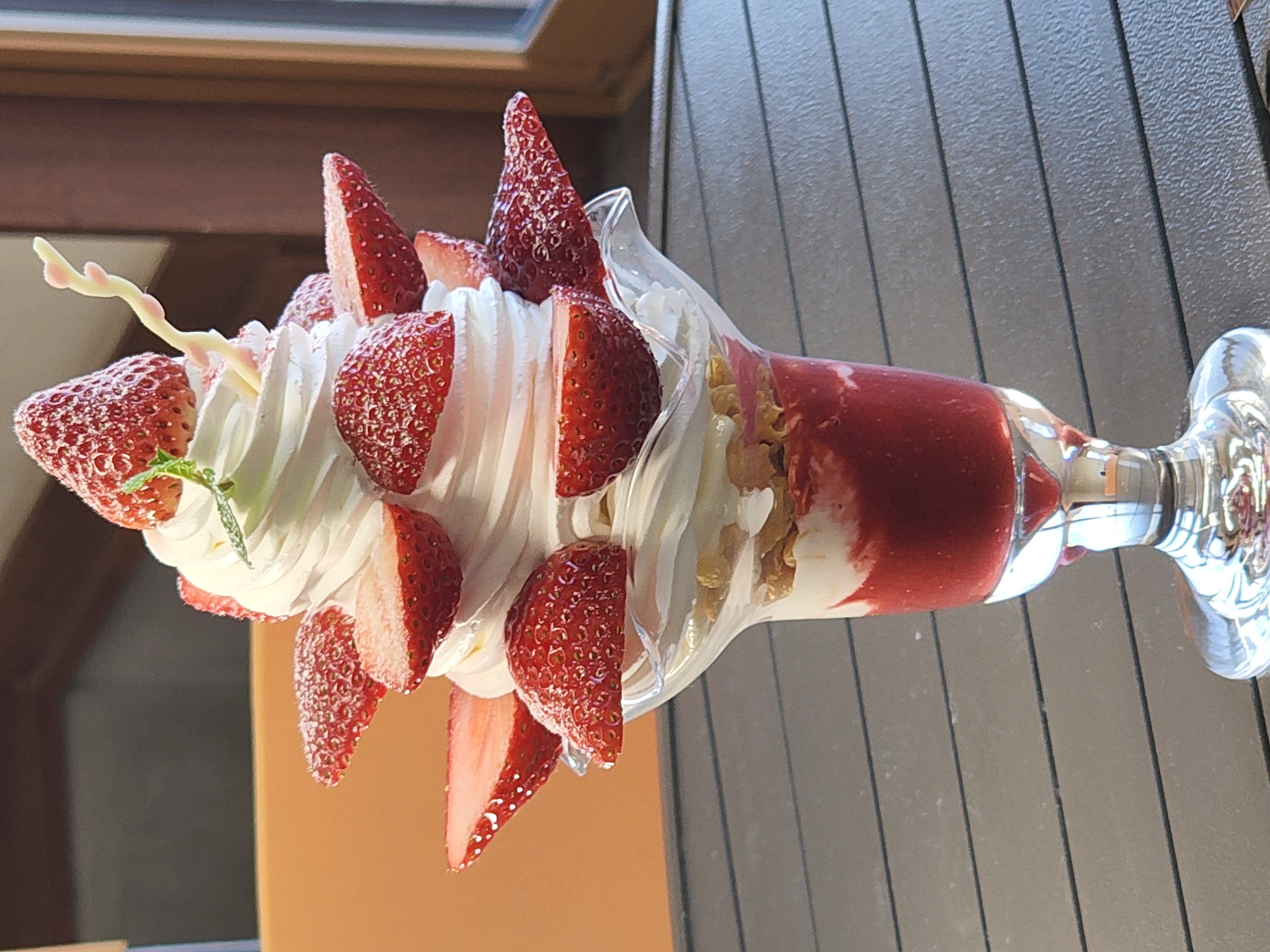▲大量使用新鮮草莓的草莓聖代樹是山元草莓農園咖啡廳招牌甜點。　圖：向日遊顧問有限公司／提供