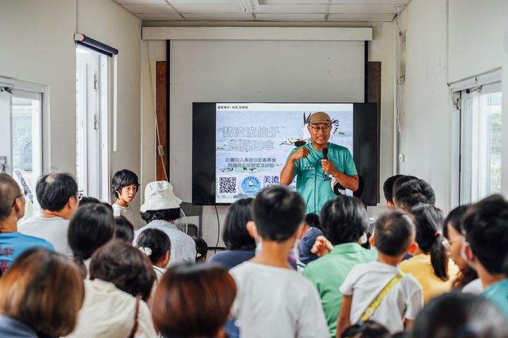 ▲「樂愛餵羊」帶領民眾用望眼鏡觀察美濃湖水雉棲地之復育，體驗 SUP 歡樂的午後時光。　圖：茂林國家風景區管理處／提供