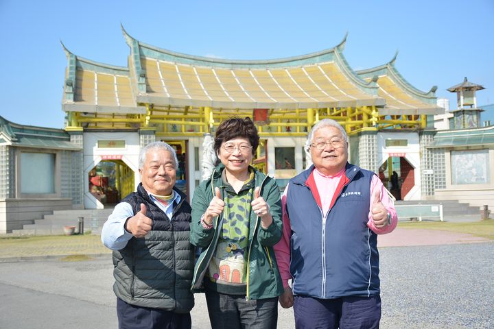 ▲（左起）台明將副總經理林肇騫、台灣旅遊交流協會執行委員會召集人賴瑟珍、台明將董事長林肇睢。　記者-王政／攝