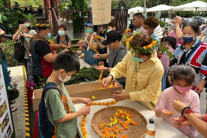 「山那邊的市集」現場大人小孩一起DIY手作。　圖：觀光署茂林國家風景區管理處／提供