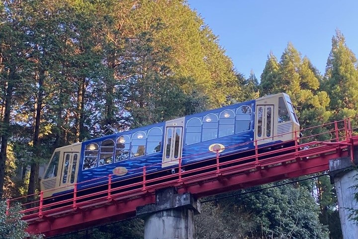 ▲行經朱紅色橋樑的坂本纜車。　圖：向日遊顧問有限公司／提供