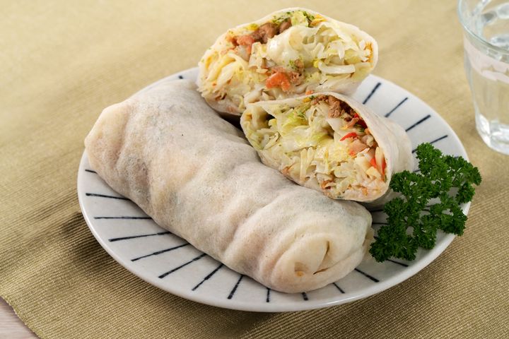 清明節吃潤餅除了是個習俗，也能一口吃到許多春天盛產的青菜餡料。　圖：shutterstock／來源