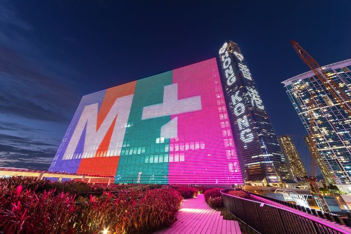 位於西九文化區的M+大樓，是全球數一數二的現代與當代視覺文化博物館。　圖：喜鴻假期／提供