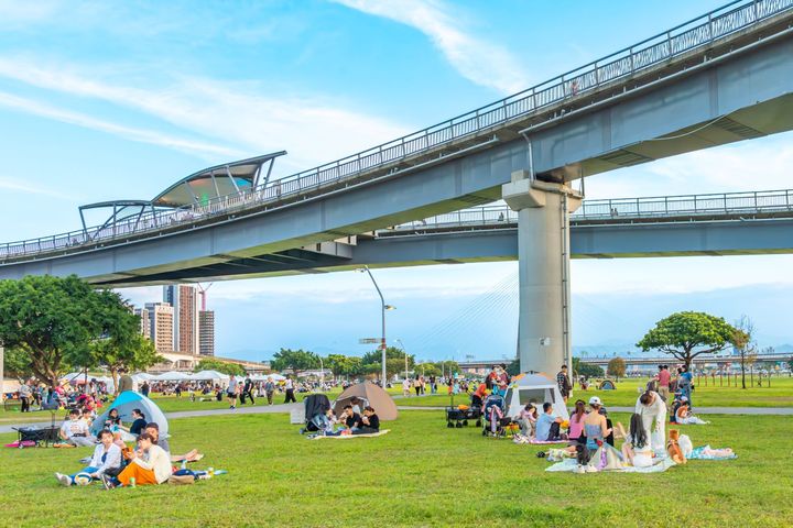 ▲春天到來時，舒適的氣溫加上新北大都會公園寬敞草地，最適合春天野餐。　圖：新北市政府高灘地工程管理處／提供