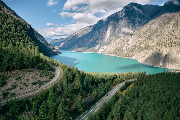 自駕旅行的路徑包括淘金小鎮 Lillooet 地區的塞頓湖（Seton Lake）。　圖：Destination BC-Hubert Kang／來源